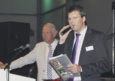 Willem jr reikt eerste exemplaar van het Willem magazine uit