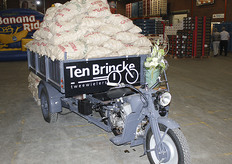 In de loods stonden de producten uitgestald