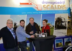 Arno de Witte, Arjen de Witte, Annedien Janssen en Jan Delle Beke van Drainagebedrijf Scaldis.