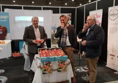 Emile Munnix van Carolus Trees met Gerard Kieviet (vanaf 1 februari actief als productmanager Clubrassen en fruitteeltadviseur bij de Veiling Zuid Limburg)en Eef Blijderveen van Blijderveen Fruit.Het nieuwe Clubras Morgana van Corlus gaat via de Veiling ZL afgezet worden.