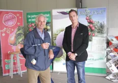Chris van Duynhoven van Boomkwekerij Botden & Van Willigen in gesprek met een fruitteler uit Zwaag.