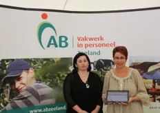 Collega's van AB Zeeland tonen het digitale urenregistratiesysteem