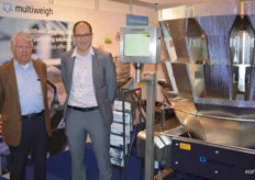 Jacques Janssen en Joey Faes van Multiweigh Benelux poserend bij de Multiweigh Hygiënisch Design weegautomaat.