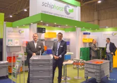 Vincent Wesseldijk en Hans van Noesel van Schiphorst. Dit bedrijf levert logistieke oplossingen in kunststof zoals klapkratten, palletboxen en pallets. Ook de dolby, een gemakkelijk transportkarretje voor kratten is een van hun producten.