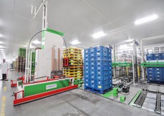 Na het palletizeren worden de pallets eventueel voorzien van hoeklatten en worden ze omsnoerd. Een omsnoeringsmachine bediend drie palletizers.