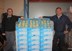 Bij Importeur W.Jonckheere zijn Stefan Andriani (rechts) en Cedric Geens (links) trots op de Philibon Charentais-meloenen waarbij sinds deze week het merk in het fruit wordt gelaserd.