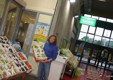 Karel Dhondt, sinds kort werkzaam bij Superfruit, toont Italiaanse druiven uit de streek Puglia