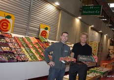 Starfruit is gespecialiseerd in exoten uit diverse werelddelen. Jurgen de Witte toont producten van één van zijn leveranciers, Mehadrin, die bij hem op bezoek is. Rechts Oron Ziv van Israëls grootste fruitteler en exporteur, Mehadrin. Mehadrin en Starfruit werken al zo'n 8 jaar samen.