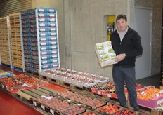 Francis van Overstraeten van de Roeck toont de Italiaanse druiven.