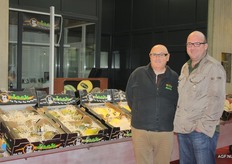 Vader en zoon. Willy en Xavier Bruyn bij de meloenen van het huismerk Jack