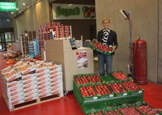 Teughels: Christel laat met trots het steenfruit van het merk Bayard zien