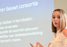 Natasja van der Lely van Vers+ legt de missie en visie achter Vers+ uit