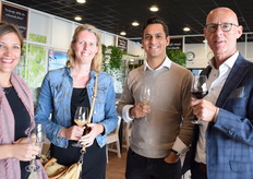 Tijdens het borrelmoment: Marion Klaver van Concept Factory, met Nienke Tijssen van Driscoll's, Hugo A-Tjak van Purple Pride en Maurice Wubben van AGF Trendcafé