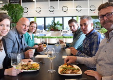 De groenterijke maaltijd smaakt goed bij Claudia Daniels (BASF Vegetable Seeds), Peter van der Veeken (N&S), Cindy van Rijswick (Rabobank), Peter Duijvestijn (Duijvestijn Tomaten), Michel Witmer (Groen Agro Control) en Krijn van der Bok (Tuinderij Vers)