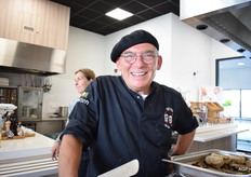 Chef-kok Robert van Kruijssen kookt dagelijks voor medewerkers van Koppert Kress en stelde een groenterijk buffet samen op basis van de Ottolenghi uitgangspunten: 80 procent groenten, 20 procent vlees; 80 procent lokaal, 20 procent van ver, 80 procent uit het seizoen, 20 procent buiten het seizoen