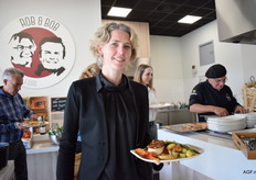 Edith Lasonder (Bakker Barendrecht) op weg naar de eettafel