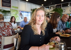 Sandra van der Veer van Van Nature aan met een bordje Dutch Cuisine