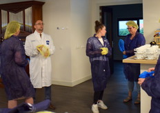 Wim Paans van Quiks nodigt de deelnemers uit voor de rondleiding waarbij de voedselveiligheidsnormen natuurlijk in acht genomen moeten worden