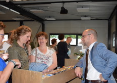 Wim Paans van Quiks vertelt bij zijn kraampje met aardappelen over het assortiment aan kleinverpakking