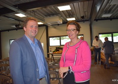 Peter Quik heeft een onderonsje met Karin van Aspert van Gebrs van Aarle