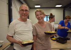 Jasper en Frieda van der Meijden staan op de markt. Ze houden wel van koken maar op de markt ontbreekt het hen aan een koelinstallatie, maaltijden verkopen ze daarom niet.