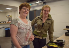 Carin en Elly van boerdeijwinkel In 't Groen ook wel bekend onder de naam "Stop even fruit halen"