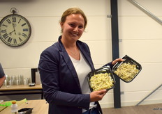 Simone Smits werkt in het familiebedrijf P. Smits Groenten en Fruit. Zij staan op de markt met een koelinstallatie en verkopen veel maaltijden