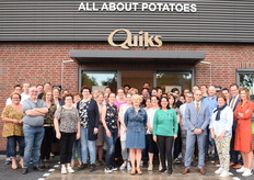 Groepsfoto voor de deur van Quiks 