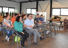 Om de deelnemers goed te kunnen begeleiden werd de groep in tweeën gedeeld, hier luistert de tweede groep naar de presentatie over Quik