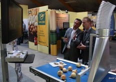 Hugo Jongejans van Jongejans Luchttechniek licht zijn technieken toe met behulp van film