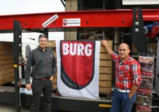 Win de Rijder en Joan van Burg van Burg Machinefabriek toonden buiten hun demo-model