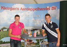 Coen Snoep en Jochem Put, werknemer en kleinzoon, op de stand van Kleinjan's Aardappelhandel