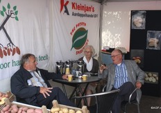 Jaap Kleinjan in gesprek op de stand