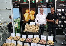 Peter van Eerdt met zijn collega op de stand van Danespo