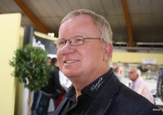 Johan Poortvliet laat met zijn kraag zien waar hij werkt