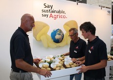 Tjalling Douma, Jan van Eijken en Thomas Rotte van Agrico bij hun verschillende aardappelrassen