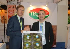 Marc Evrard en Thomas Simillion van de Belgische Fruit Veiling promoten de Conference-peer aan het Chinese publiek