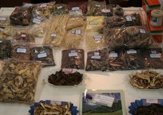 Chinezen showen gedroogde paddestoelen.