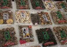 Chinezen showen gedroogde paddestoelen.