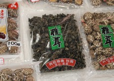 Chinezen showen gedroogde paddestoelen.