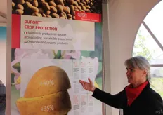 Verena Rappaport van Du Pont legt uit dat zij mee helpen om meer uit de oogst te halen.