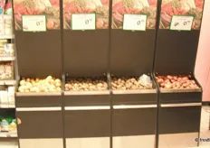 De eerste supermarkt: Rimi naast de luchthaven. Losse aardappelen. Prijzen 45-49 cent per kilo en rechts speciale rode aardappelen: 89 cent per kilo