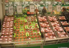 Hollandse tomaten. In iedere supermarkt lagen de Tommies en andere tomaatjes in driehoekschalen