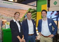 Henri van Hemert en Piet van den Oord en tolk Clara van Oerlemans Packaging. Dit bedrijf is leverancier van tuinbouwfolies en verpakkingen voor AGF.