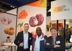 Jordi Calatayad en Rene Vanwersch van Mulder Onions met Ballo Broulaya uit Mali. Het valt op dat steeds meer mensen uit Afrikaanse landen de beurs bezoeken.