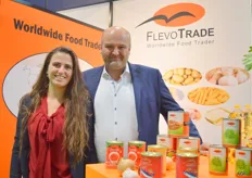 Susan en Piet van Liere van FlevoTrade. Inmiddels verkoopt het bedrijf meer dan 25 artikelen zoals conserven, kaas, friet, kip en boter onder het FlevoTrade label. Ook in uien, knoflook en peen ziet men een jaarlijks groei van de cijfers.