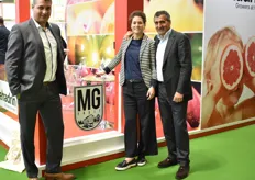 Ook MG Fruit had een eigen stand op de beurs. Hier met Jacob Aktalan, Maaike en Miguel González 