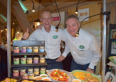 Jos van Epos en zijn collega Martin Hoogvliet met een kruidenlijn zonder E-nummers en veilig voor 24 allergenen. Te gebruiken in stamppot, salades, op aardappelen en friet.