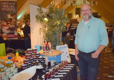 Sipke Nieuwenhuis met Greetje producten, 7 soorten fruitbeleg gemaakt van ‘restfruit’ van telers uit de Betuwe. “Hiermee willen we de Betuwe weer terugbrengen op de Nederlandse keukentafel”, aldus Sipke.