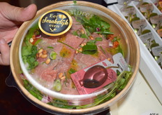 Een salade met luxe verpakte olijfolie van Mooon